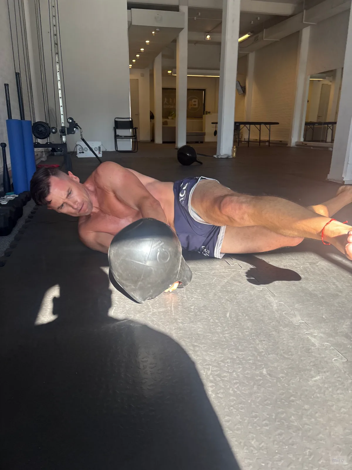 Ejercicio de liberación miofascial con kettlebell en el centro de entrenamiento
